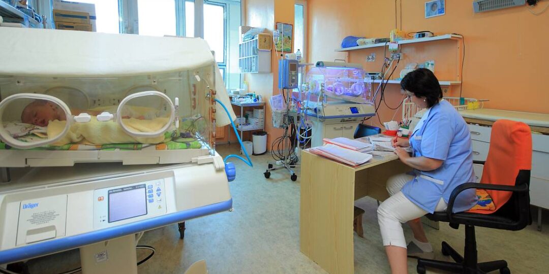 Sestrička skontroluje bábätká aj záznamy