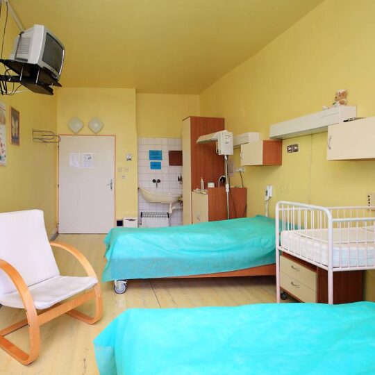 Na úseku late (oneskorený) rooming-in sú maminky pred prepustením domov spolu s bábätkami, ktoré sa narodili choré alebo príliš skoro