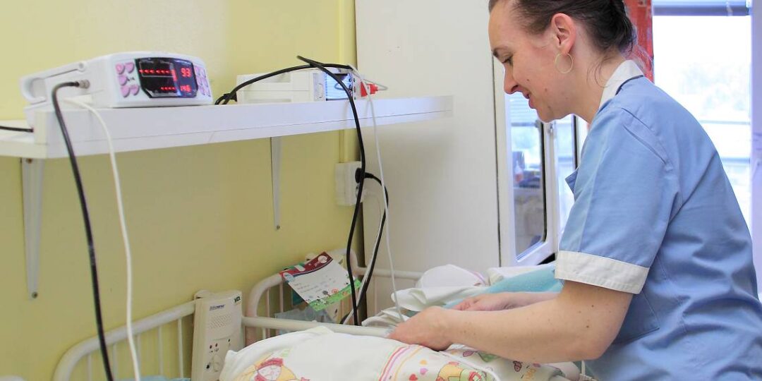 Citlivé prístroje pomáhajú u bábätka bezbolestne sledovať prácu srdiečka, množstvo kyslíka v krvi a krvný tlak