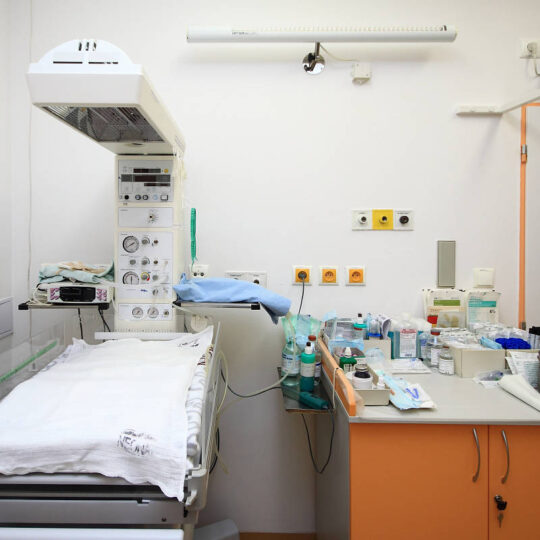 Novorodenecký kútik v pôrodnej sále pre operačné pôrody