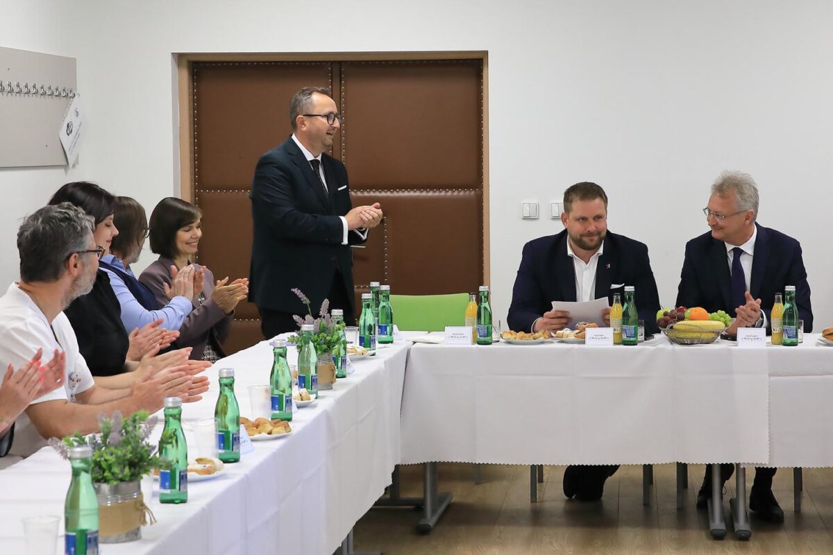 Ministra-zdravotnictva-sme-privitali-aj-v-nasej-nemocnici-fnspnz-5-1200x800.jpg