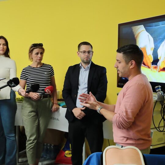 Neurochirurgovia z Nových Zámkov ako prví na Slovensku operovali chrbticu novou biportálnou endoskopiou