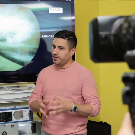 Neurochirurgovia z Nových Zámkov ako prví na Slovensku operovali chrbticu novou biportálnou endoskopiou