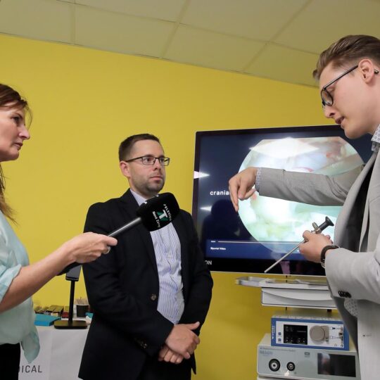 Neurochirurgovia z Nových Zámkov ako prví na Slovensku operovali chrbticu novou biportálnou endoskopiou