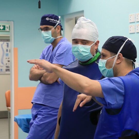 Neurochirurgovia z Nových Zámkov ako prví na Slovensku operovali chrbticu novou biportálnou endoskopiou