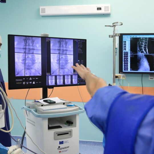 Neurochirurgovia z Nových Zámkov ako prví na Slovensku operovali chrbticu novou biportálnou endoskopiou