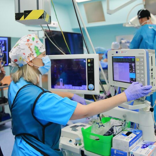 Neurochirurgovia z Nových Zámkov ako prví na Slovensku operovali chrbticu novou biportálnou endoskopiou