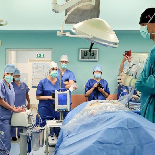Neurochirurgovia z Nových Zámkov ako prví na Slovensku operovali chrbticu novou biportálnou endoskopiou