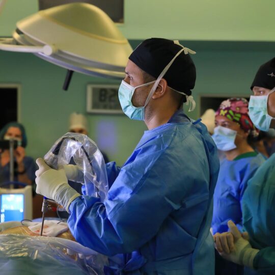 Neurochirurgovia z Nových Zámkov ako prví na Slovensku operovali chrbticu novou biportálnou endoskopiou