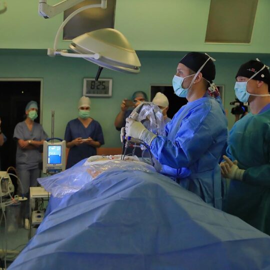 Neurochirurgovia z Nových Zámkov ako prví na Slovensku operovali chrbticu novou biportálnou endoskopiou