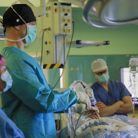Neurochirurgovia z Nových Zámkov ako prví na Slovensku operovali chrbticu novou biportálnou endoskopiou