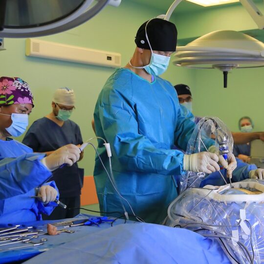 Neurochirurgovia z Nových Zámkov ako prví na Slovensku operovali chrbticu novou biportálnou endoskopiou