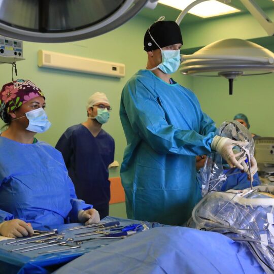 Neurochirurgovia z Nových Zámkov ako prví na Slovensku operovali chrbticu novou biportálnou endoskopiou