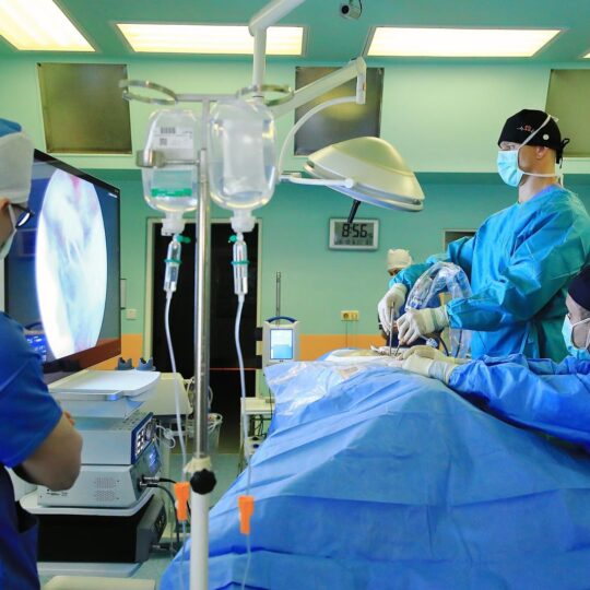 Neurochirurgovia z Nových Zámkov ako prví na Slovensku operovali chrbticu novou biportálnou endoskopiou