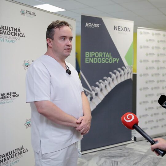 Neurochirurgovia z Nových Zámkov ako prví na Slovensku operovali chrbticu novou biportálnou endoskopiou