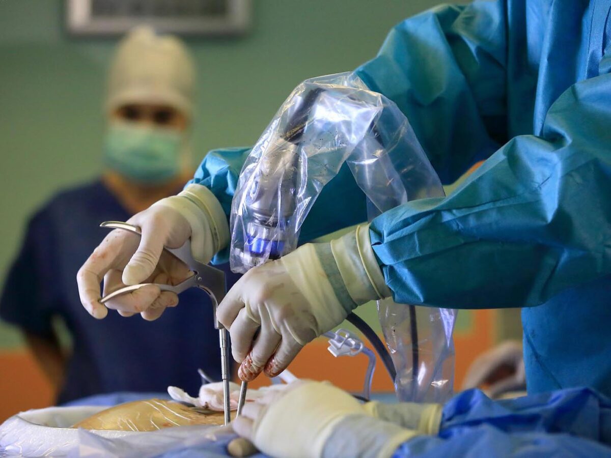 Neurochirurgovia-z-Novych-Zamkov-ako-prvi-na-Slovensku-operovali-chrbticu-novou-biportalnou-endoskopiou-30-1200x900.jpg