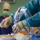Neurochirurgovia z Nových Zámkov ako prví na Slovensku operovali chrbticu novou biportálnou endoskopiou