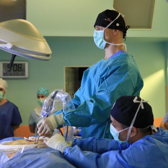 Neurochirurgovia z Nových Zámkov ako prví na Slovensku operovali chrbticu novou biportálnou endoskopiou
