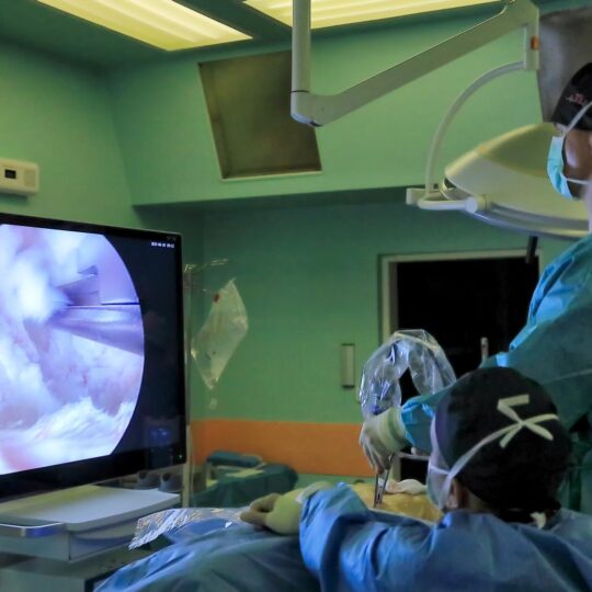Neurochirurgovia z Nových Zámkov ako prví na Slovensku operovali chrbticu novou biportálnou endoskopiou