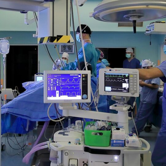 Neurochirurgovia z Nových Zámkov ako prví na Slovensku operovali chrbticu novou biportálnou endoskopiou