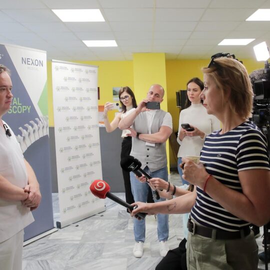 Neurochirurgovia z Nových Zámkov ako prví na Slovensku operovali chrbticu novou biportálnou endoskopiou