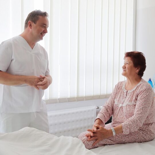 Neurochirurgovia z Nových Zámkov ako prví na Slovensku operovali chrbticu novou biportálnou endoskopiou