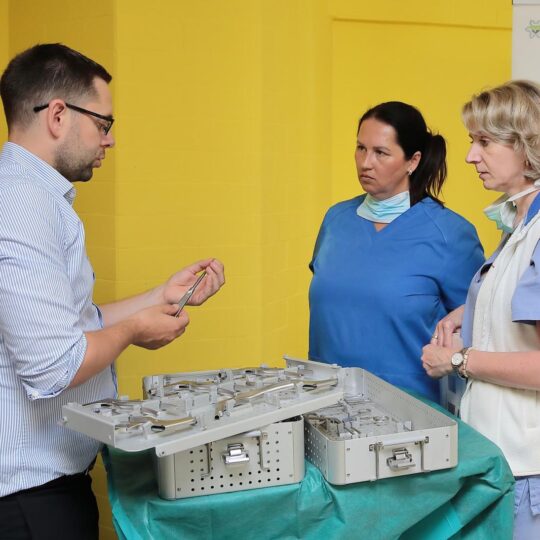 Neurochirurgovia z Nových Zámkov ako prví na Slovensku operovali chrbticu novou biportálnou endoskopiou
