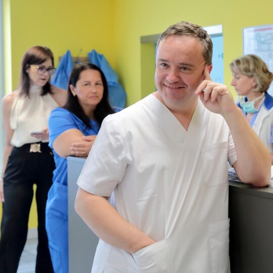 Neurochirurgovia z Nových Zámkov ako prví na Slovensku operovali chrbticu novou biportálnou endoskopiou