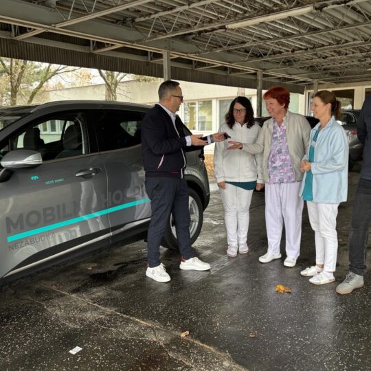 Za pacientmi budú jazdiť novým autom vybaveným najmodernejším zdravotníckym zariadením. Za pacientmi budú jazdiť novým autom vybaveným najmodernejším zdravotníckym zariadením.