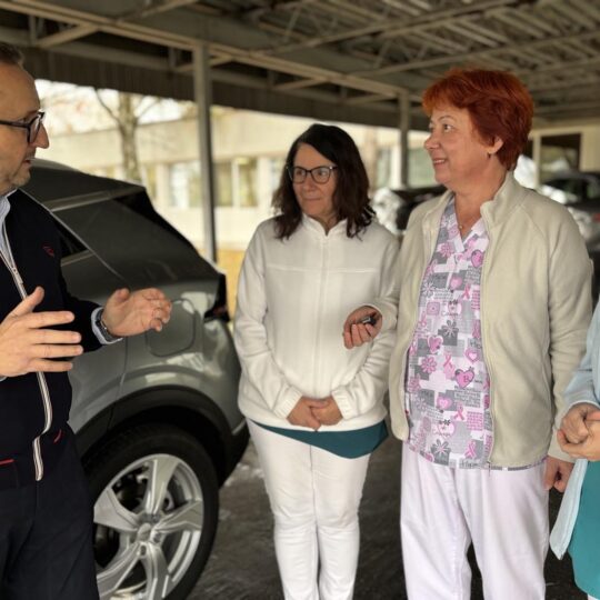 Za pacientmi budú jazdiť novým autom vybaveným najmodernejším zdravotníckym zariadením. Za pacientmi budú jazdiť novým autom vybaveným najmodernejším zdravotníckym zariadením.