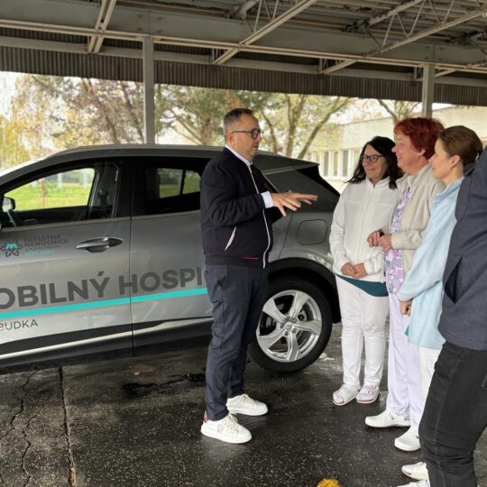 Za pacientmi budú jazdiť novým autom vybaveným najmodernejším zdravotníckym zariadením. Za pacientmi budú jazdiť novým autom vybaveným najmodernejším zdravotníckym zariadením.