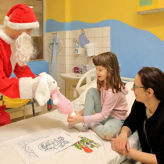 FNsP NZ - Mikuláš priniesol radosť pre malých aj veľkých pacientov