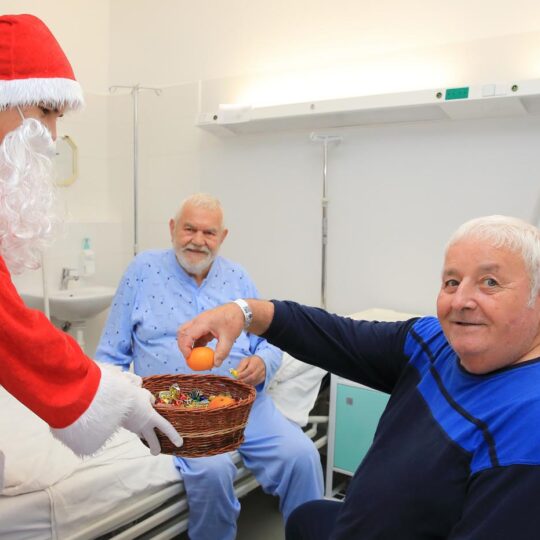 FNsP NZ - Mikuláš priniesol radosť pre malých aj veľkých pacientov