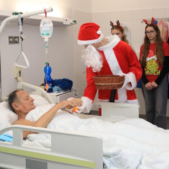 FNsP NZ - Mikuláš priniesol radosť pre malých aj veľkých pacientov