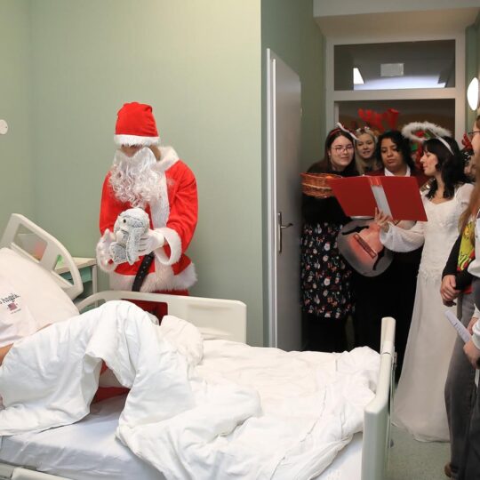 FNsP NZ - Mikuláš priniesol radosť pre malých aj veľkých pacientov