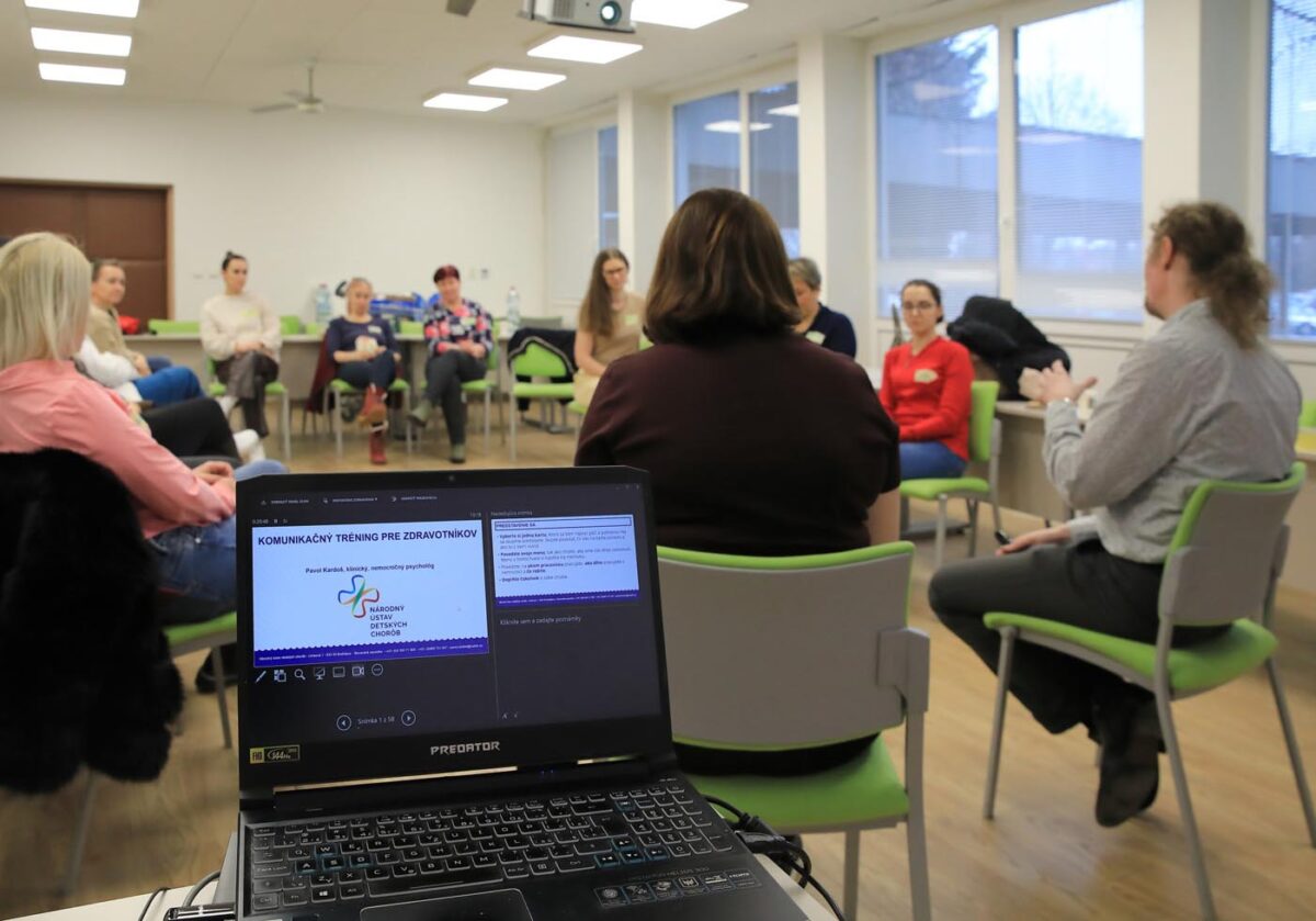 Trening-komunikacie-s-rodinami-predcasne-narodenych-deti-3-1200x839.jpg