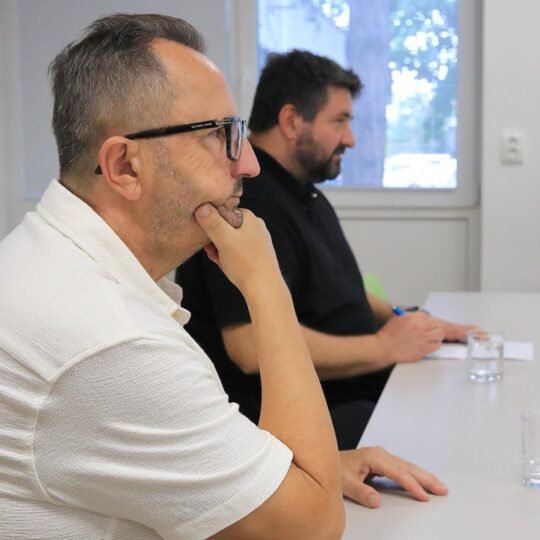 Fakultná nemocnica s poliklinikou Nové Zámky sa v aktuálnom hodnotení transparentnosti nemocníc INEKO umiestnila na 2. mieste na Slovensku. Dosiahli sme tak historicky najlepšie umiestnenie a zároveň sme si zlepšili celkové skóre. Nechceme však zaspať na vavrínoch. Aj preto nemocnicu navštívil riaditeľ INEKO Dušan Zachar, ktorý s vedením nemocnice diskutoval o možnostiach ďalšieho zlepšovania transparentnosti – od komunikácie smerom k verejnosti, cez nemocničný web až po dostupnosť dokumentov a informácií. INEKO dlhodobo sleduje a hodnotí výkonnosť slovenských nemocníc. Jeho hodnotenia sú pre nás dôležitou spätnou väzbou a zároveň príležitosťou pozrieť sa na fungovanie nemocnice aj z pohľadu otvorenosti a dostupnosti informácií. „Ak chceme byť otvorenou a dôveryhodnou nemocnicou, musíme na tom kontinuálne pracovať. Transparentnosť pre nás nie je len číslo v rebríčku. Je to spôsob, akým komunikujeme s pacientmi, zamestnancami aj verejnosťou. Je to ochota ukázať, ako nemocnica funguje, ako rozhoduje a ako nakladá s verejnými zdrojmi,“ hovorí riaditeľ FNsP Nové Zámky JUDr. Mgr. Mikuláš Blaško. Našou prioritou zostáva kvalitná a dostupná zdravotná starostlivosť, efektívne riadenie a spokojnosť pacientov. Zároveň chceme byť nemocnicou, ktorá sa dokáže neustále zlepšovať nielen v medicíne a starostlivosti o pacientov, ale aj v otvorenosti, komunikácii a transparentnosti. Fakultná nemocnica s poliklinikou Nové Zámky sa v aktuálnom hodnotení transparentnosti nemocníc INEKO umiestnila na 2. mieste na Slovensku. Dosiahli sme tak historicky najlepšie umiestnenie a zároveň sme si zlepšili celkové skóre. Nechceme však zaspať na vavrínoch. Aj preto nemocnicu navštívil riaditeľ INEKO Dušan Zachar, ktorý s vedením nemocnice diskutoval o možnostiach ďalšieho zlepšovania transparentnosti – od komunikácie smerom k verejnosti, cez nemocničný web až po dostupnosť dokumentov a informácií. INEKO dlhodobo sleduje a hodnotí výkonnosť slovenských nemocníc. Jeho hodnotenia sú pre nás dôležitou spätnou väzbou a zároveň príležitosťou pozrieť sa na fungovanie nemocnice aj z pohľadu otvorenosti a dostupnosti informácií. „Ak chceme byť otvorenou a dôveryhodnou nemocnicou, musíme na tom kontinuálne pracovať. Transparentnosť pre nás nie je len číslo v rebríčku. Je to spôsob, akým komunikujeme s pacientmi, zamestnancami aj verejnosťou. Je to ochota ukázať, ako nemocnica funguje, ako rozhoduje a ako nakladá s verejnými zdrojmi,“ hovorí riaditeľ FNsP Nové Zámky JUDr. Mgr. Mikuláš Blaško. Našou prioritou zostáva kvalitná a dostupná zdravotná starostlivosť, efektívne riadenie a spokojnosť pacientov. Zároveň chceme byť nemocnicou, ktorá sa dokáže neustále zlepšovať nielen v medicíne a starostlivosti o pacientov, ale aj v otvorenosti, komunikácii a transparentnosti.